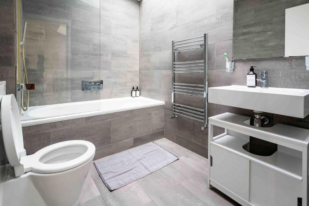 Sweet 3Brs House Close To Oxford & Soho Лондон Екстериор снимка